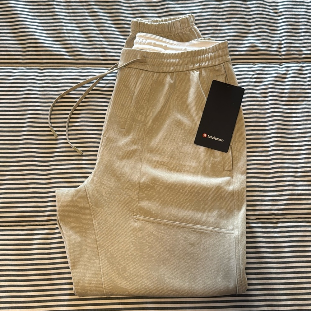 Lululemon relaxed fit train jogger